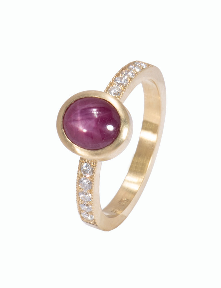 Lavender Star Sapphire Ring 18 Karat Yellow Gold | J.S. Fearnley | 6016